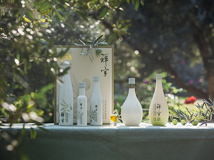 祥宇特級(jí)初榨橄欖油，純手工采摘、精選優(yōu)質(zhì)油橄欖鮮果，用意大利貝亞雷斯全自動(dòng)設(shè)備物理冷榨工藝，在鮮果采摘后8小時(shí)內(nèi)限時(shí)鮮榨而成。